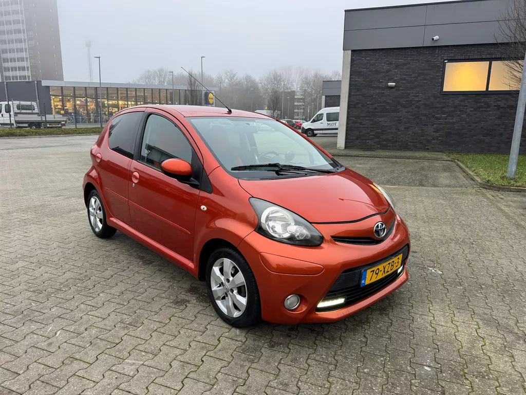 Toyota Aygo 1.0 VVT-i Dynamic Orange. AUTOMAAT