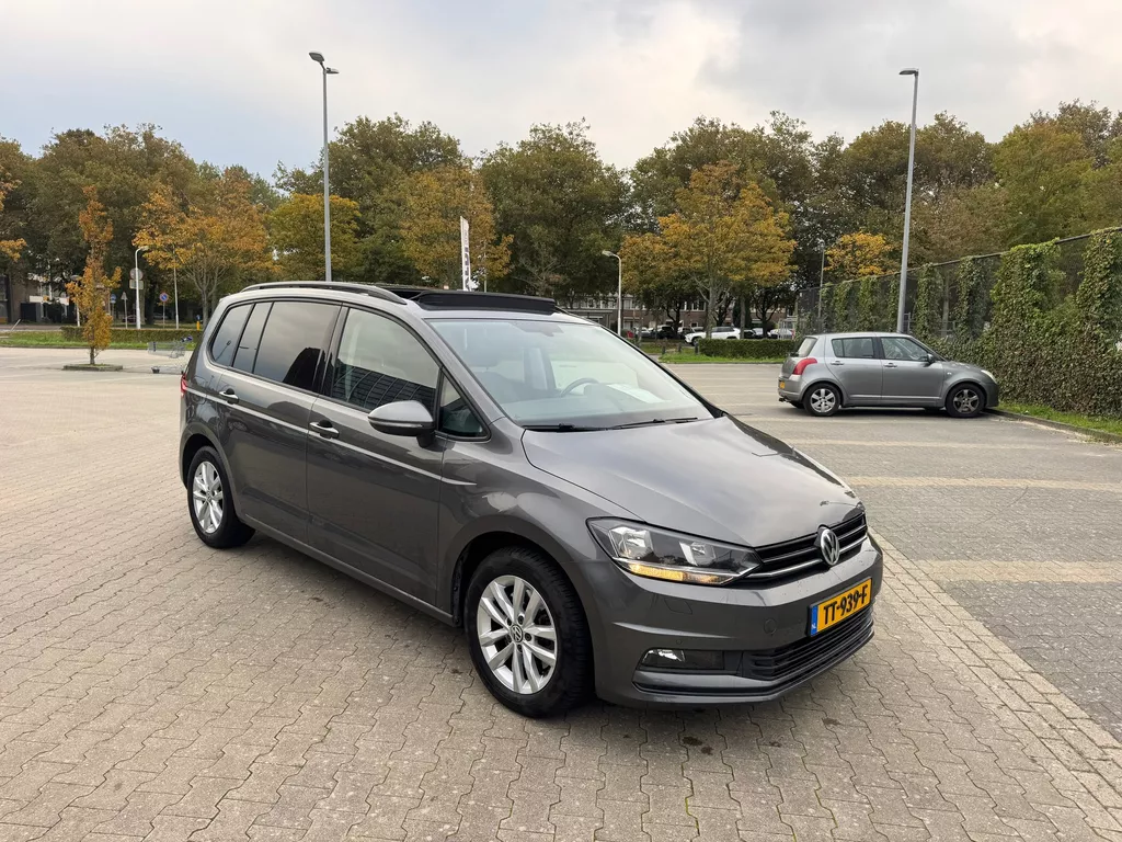 Volkswagen Touran 1.6 TDI SCR Highline Business R 7p Automaat Volkswagen Touran 1.6 TDI SCR Highline Business R 7p Automaat