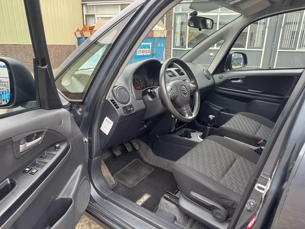 Suzuki SX4 1.6 Shogun. **84000 km** Suzuki SX4 1.6 Shogun. **84000 km**