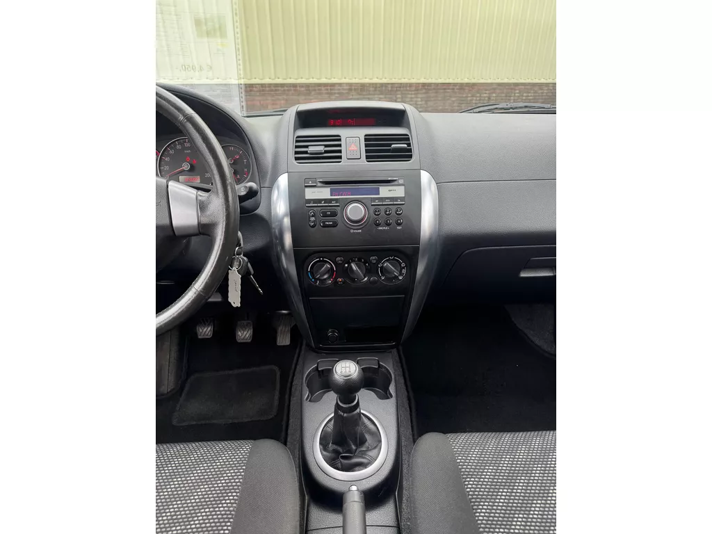 Suzuki SX4 1.6 Shogun. **84000 km** Suzuki SX4 1.6 Shogun. **84000 km**