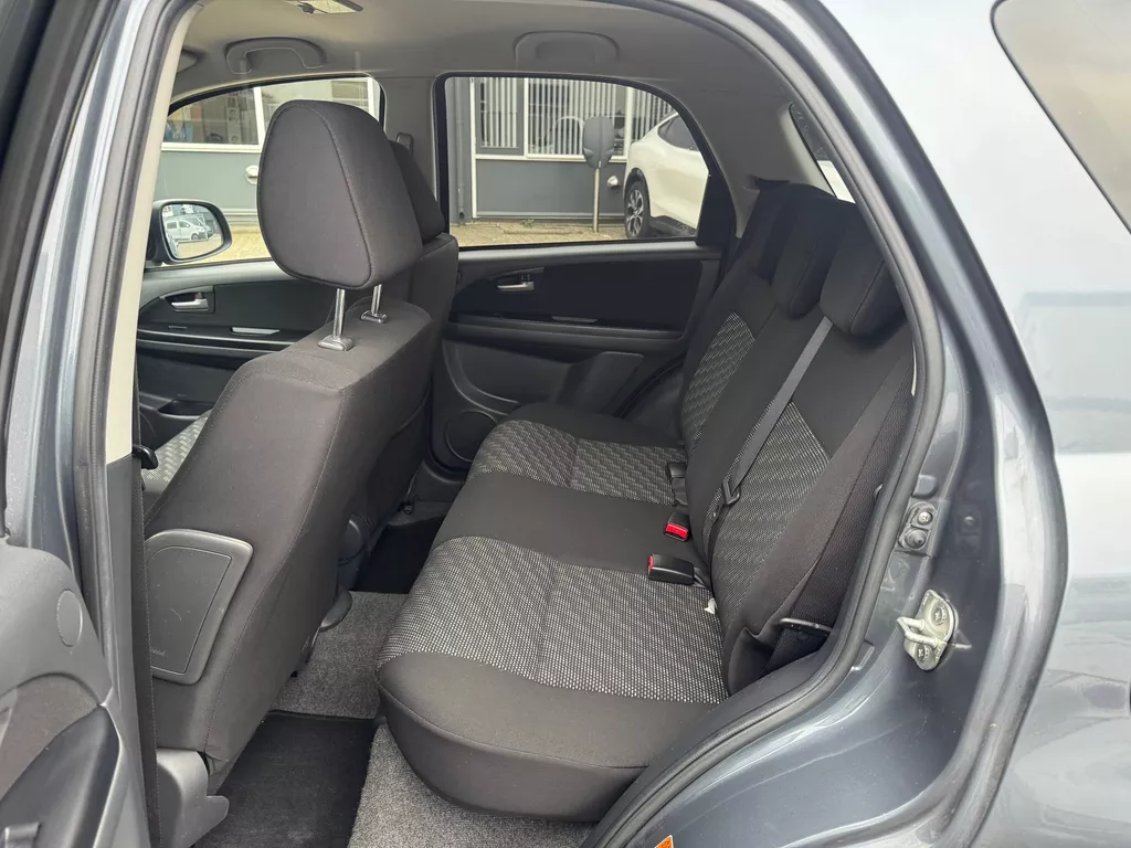 Suzuki SX4 1.6 Shogun. **84000 km** Suzuki SX4 1.6 Shogun. **84000 km**