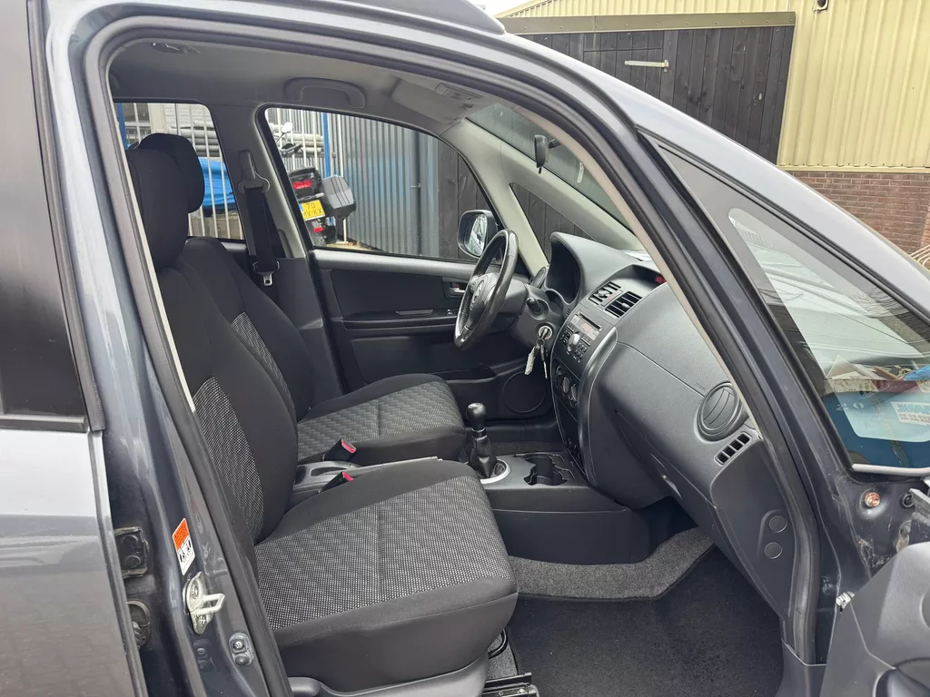 Suzuki SX4 1.6 Shogun. **84000 km** Suzuki SX4 1.6 Shogun. **84000 km**